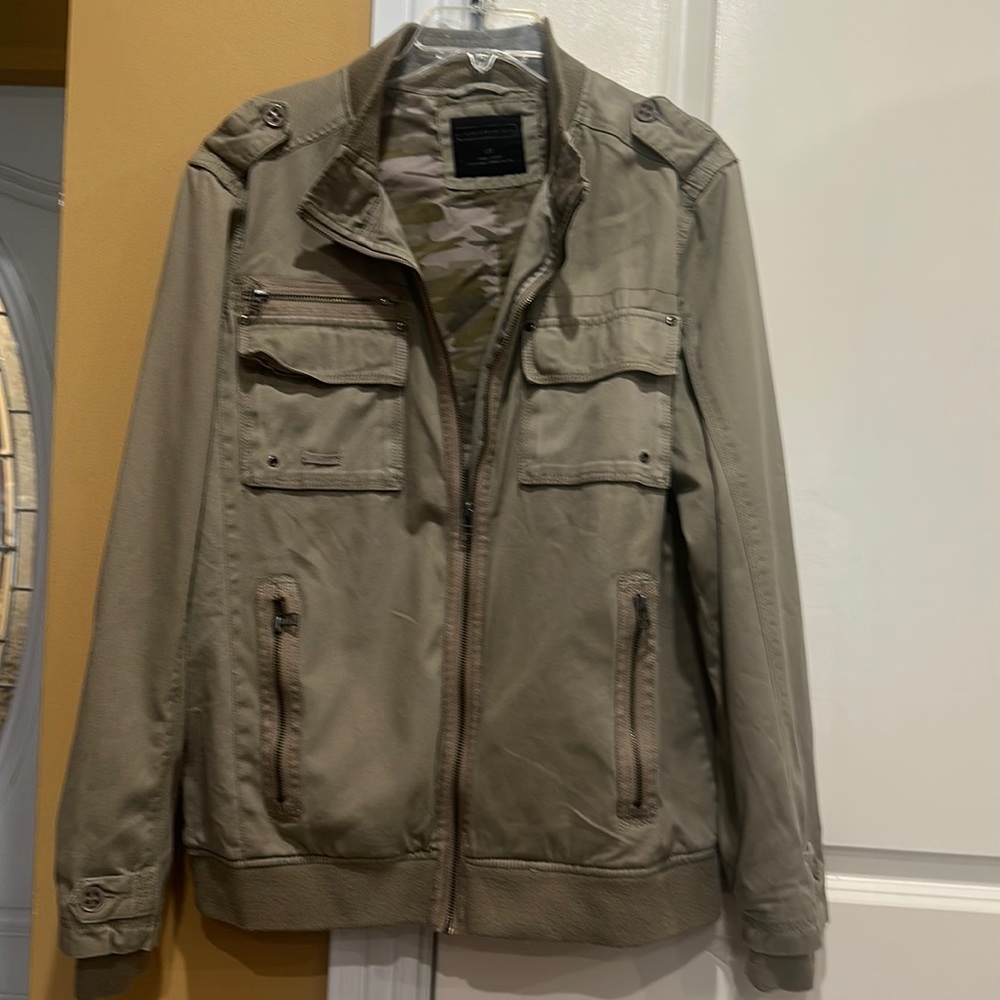 Men’s jacket in excellent condition, very nice neutral color with many details.